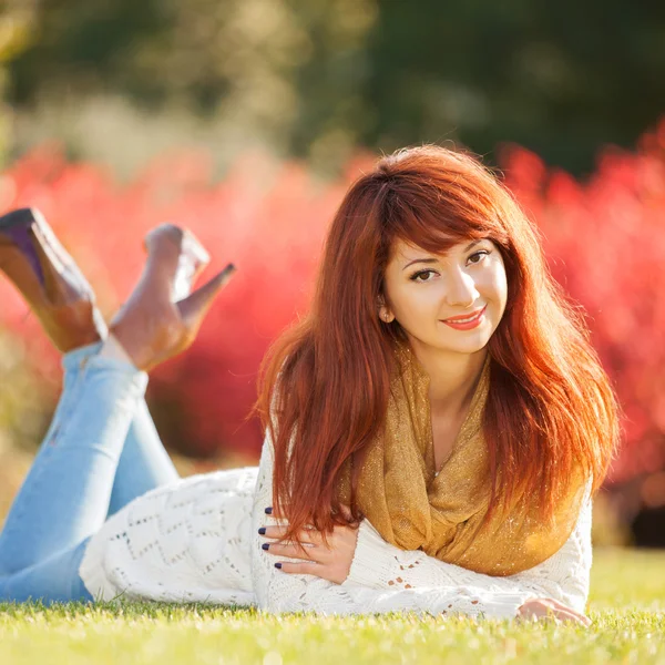 Jeune jolie femme relaxante dans le parc — Photo