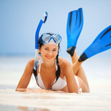 plaj şnorkel ile mutlu bir kadın