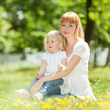 Anne ve kızı parkta.