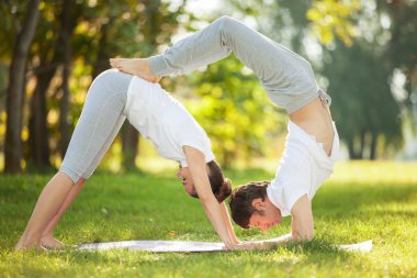 kaç yoga, yoga egzersizleri parkta yapıyor kadın ve erkek