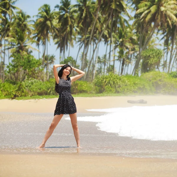 Fashion vrouw op het strand — Stockfoto