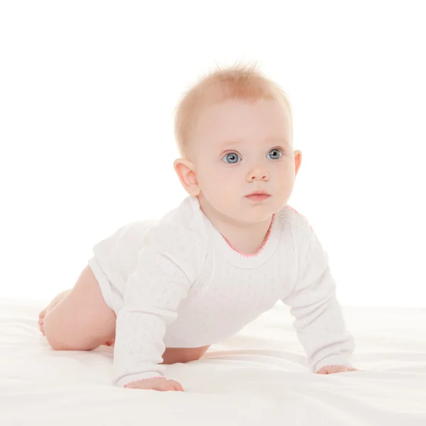 Симпатичный ребенок с красивыми голубыми глазами на белой кровати — стоковое фото