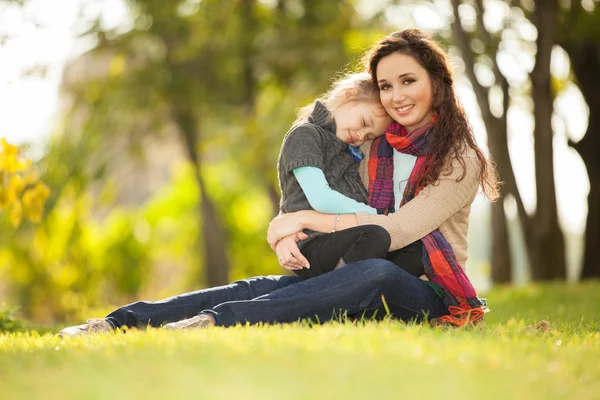 Mãe e filha no parque — Fotografia de Stock