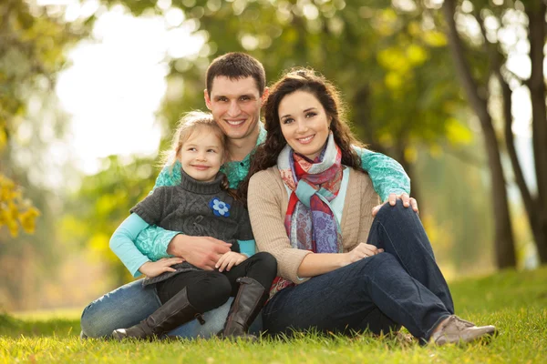 Mutlu aile, anne, baba ve kız parkta — Stok fotoğraf