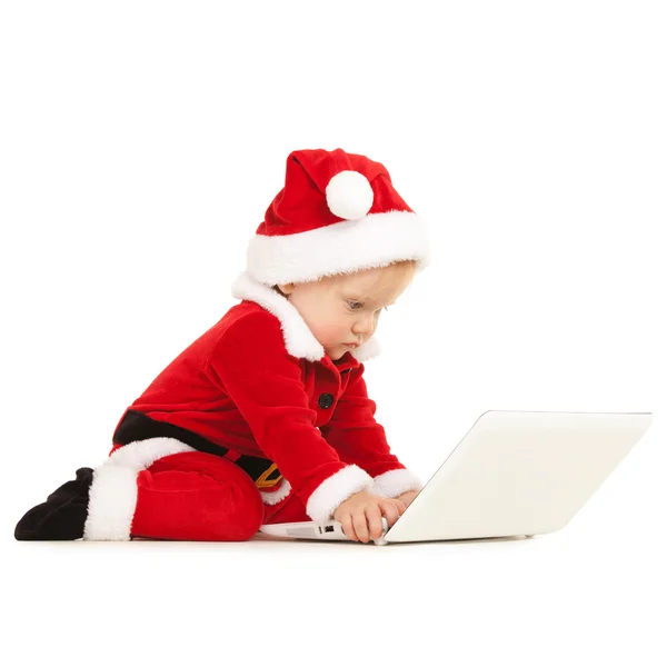 Bébé santa mignon avec ordinateur portable sur le fond blanc — Photo