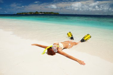 snorkeling ekipman tropikal üzerinde rahatlatıcı ile sevimli kadın olmak
