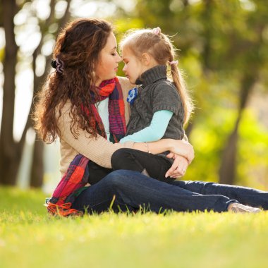 Anne ve kızı parkta.