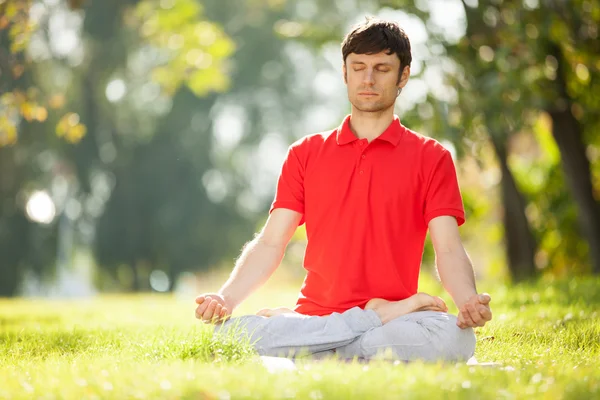 Mann macht Yoga-Übungen im Park — Stockfoto