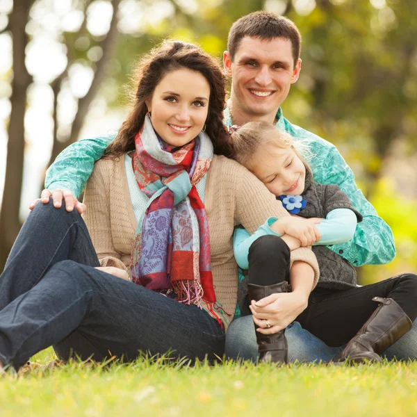 Feliz madre, padre e hija en el parque — Foto de Stock