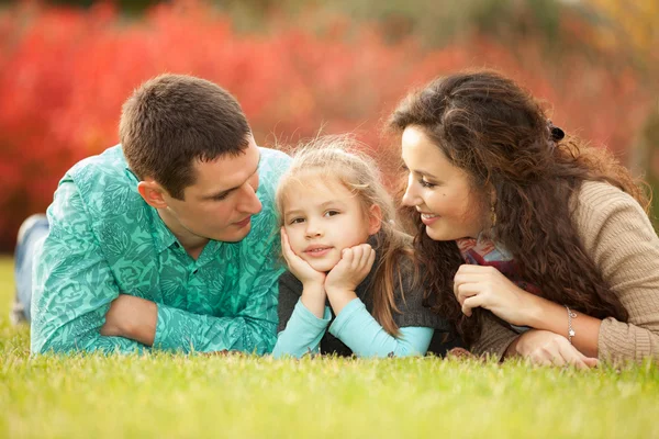 快乐的爸爸妈妈和女儿在公园里 — 图库照片