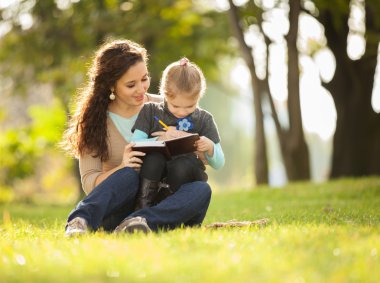 Anne ile kızını parkta oynarken
