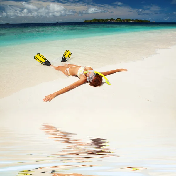 Mujer linda con equipo de snorkel relajarse en el tropical ser —  Fotos de Stock