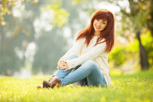 Jonge mooie vrouw ontspannen in het park — Stockfoto