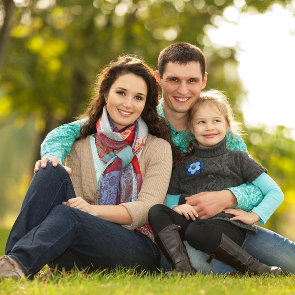 Familia feliz, madre, padre e hija en el parque — Foto de Stock