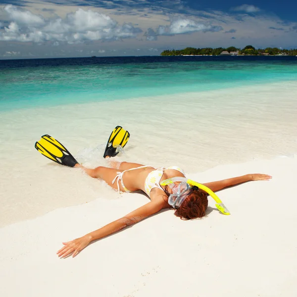 Mulher bonito com equipamento de snorkeling relaxante no tropical ser — Fotografia de Stock