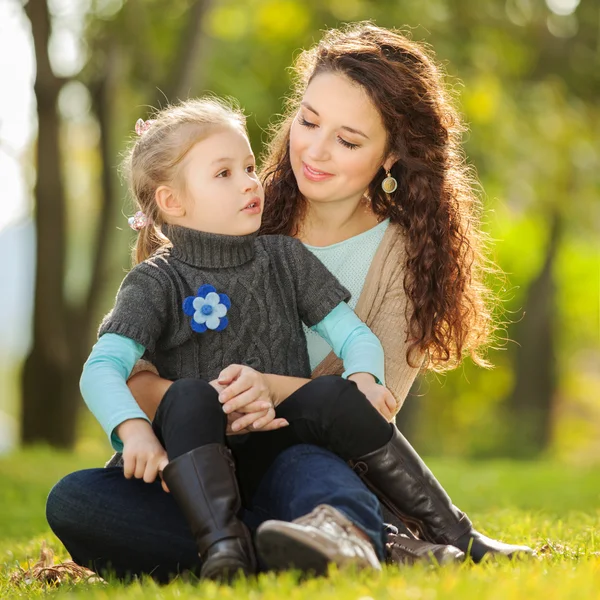 Mor och dotter i parken — Stockfoto