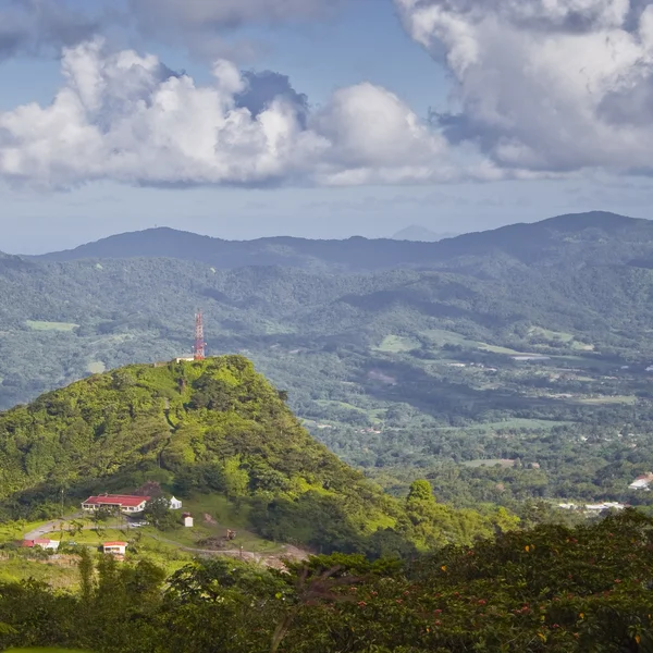 Majestuosas montañas en la isla de Martinica — Foto de Stock