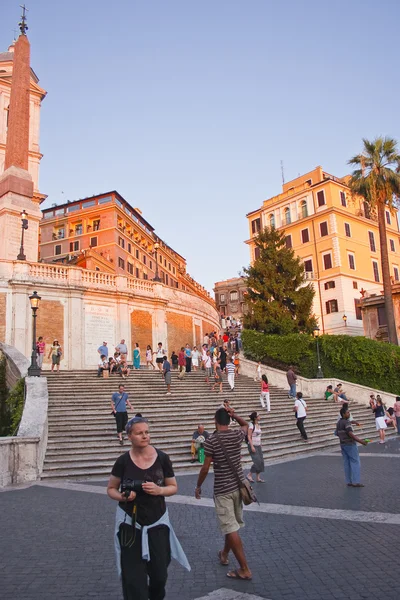 Touristen auf spanischen Stufen — Stockfoto