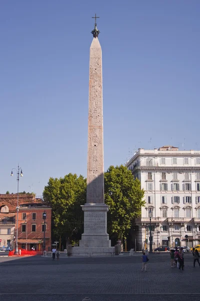 Obelisk auf der piazza san giovanni — Stockfoto