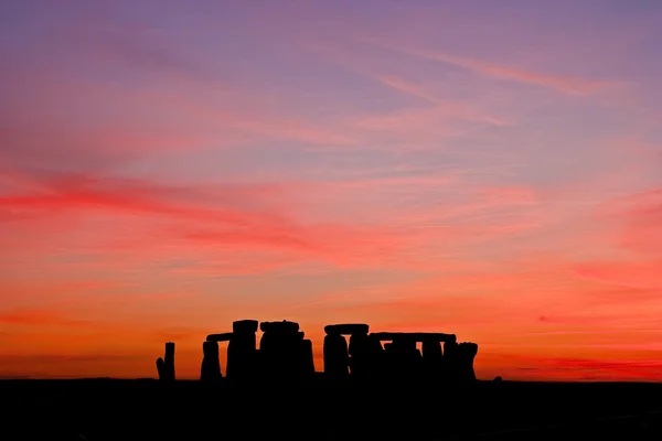 Muinainen Stonehenge auringonlaskun aikaan — kuvapankkivalokuva