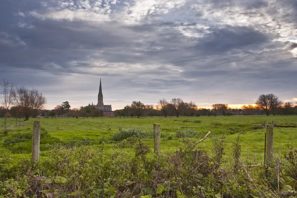 Cattedrale di Salisbury attraverso i prati — Foto Stock