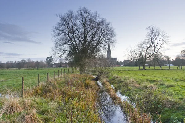 Catedral de Salisbury a través de prados — Foto de Stock
