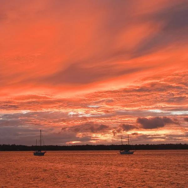 Pôr do sol sobre o rio Maroni e barcos Imagens De Bancos De Imagens Sem Royalties