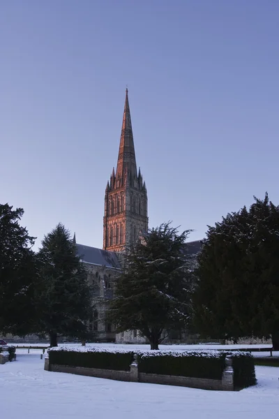 雪の落下後ソールズベリー大聖堂 ストック画像