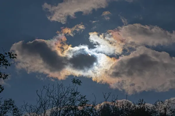 Sol Esconde Detrás Las Nubes Oscuras Del Cúmulo Estado Ánimo — Foto de Stock