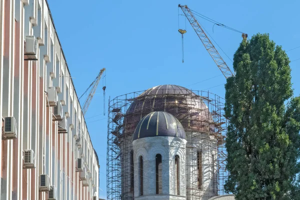 Edifício Construção Cúpula Igreja Ortodoxa Russa São Cercados Por Andaimes — Fotografia de Stock