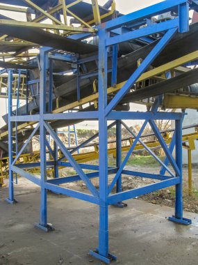 Yoğunlaştırılmış Metalurjik Santralin Bir Parçası Olarak Gelen ve Giden Kuşak Taşıyıcıları, Manyetik Davullar ve Bir Metal Destek Çerçevesi Dağıtım Birimi