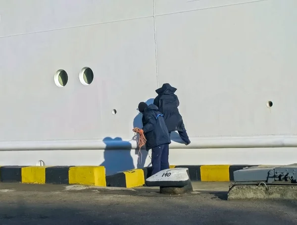 Dva Námořníci Palubní Posádky Provádět Rutinní Údržbu Zatímco Osobní Loď — Stock fotografie