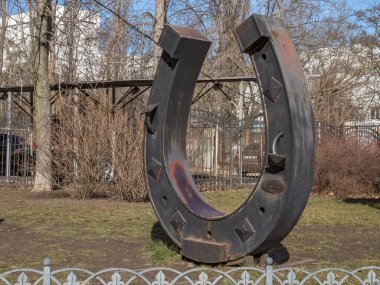 Ukrayna, Odessa, Suvorovsky bölgesi, 18 Şubat 2020. Akademisyen Zabolotny Caddesi 'ndeki yol kenarındaki çimlere yapay metal bir at nalı monte edilmiştir (Rusça)