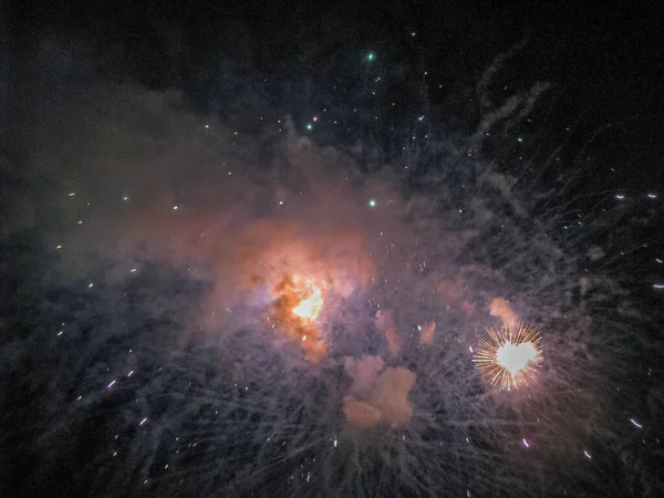 Blitze Und Rauch Des Festlichen Feuerwerks Erfüllten Die Dunkelheit Des — Stockfoto