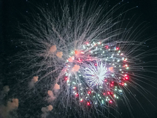 Ein Heller Festlicher Vielfarbiger Feuerball Schmückte Den Dunklen Nachthimmel Mit — Stockfoto