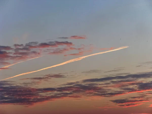 Aviones Sobrevolando Dejaron Rastro Turbulento Contra Fondo Del Cielo Las — Foto de Stock