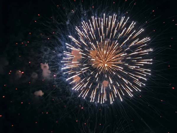 Der Helle Feuerwerkskörper Explodierte Mit Feurigem Spray Dunklen Nachthimmel — Stockfoto
