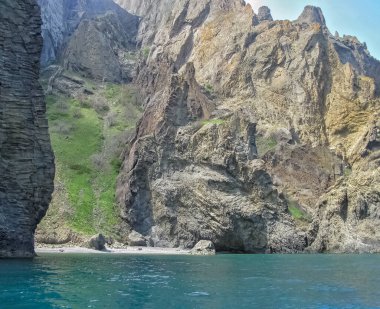 Güneş, Rüzgar ve Su Yüzyıllar Boyunca Kıyı Kayalıklarında Gizemli Yardım Resimleri Oluşturdu 