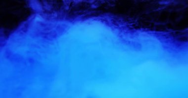 Siyah arkaplanın arkasındaki soyut renk mürekkebi