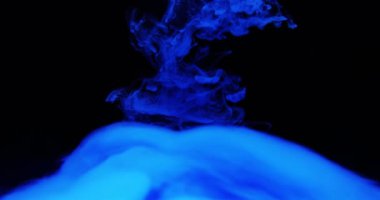 Siyah arkaplanın arkasındaki soyut renk mürekkebi