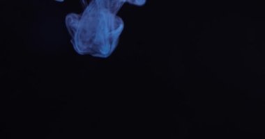 Siyah arkaplanın arkasındaki soyut renk mürekkebi