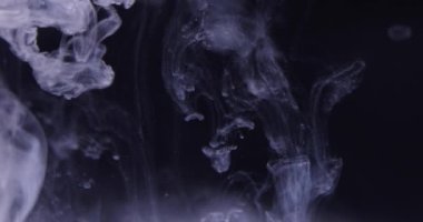 Siyah arkaplanın arkasındaki soyut renk mürekkebi