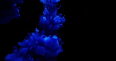 Siyah arkaplanın arkasındaki soyut renk mürekkebi