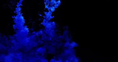 Siyah arkaplanın arkasındaki soyut renk mürekkebi