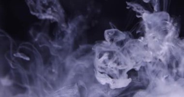 Siyah arkaplanın arkasındaki soyut renk mürekkebi
