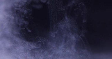 Siyah arkaplanın arkasındaki soyut renk mürekkebi