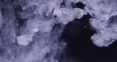 Siyah arkaplanın arkasındaki soyut renk mürekkebi
