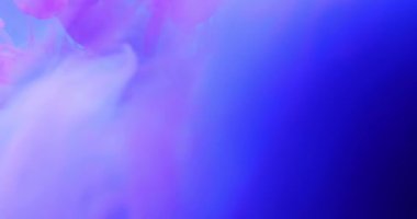 Gri arkaplanın arkasındaki soyut mavi ve pembe renk mürekkebi