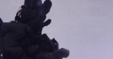 Gri arkaplanın arkasındaki soyut siyah mürekkep