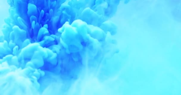 Tinta azul abstracta detrás de fondo gris — Vídeos de Stock